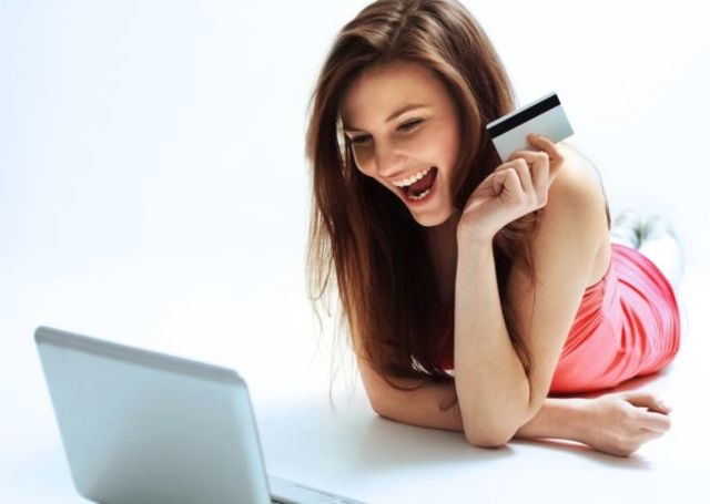 Primera compra desde la casa por una mujer en Gateshead, Reino Unido. Compra algo del supermercado Tesco.