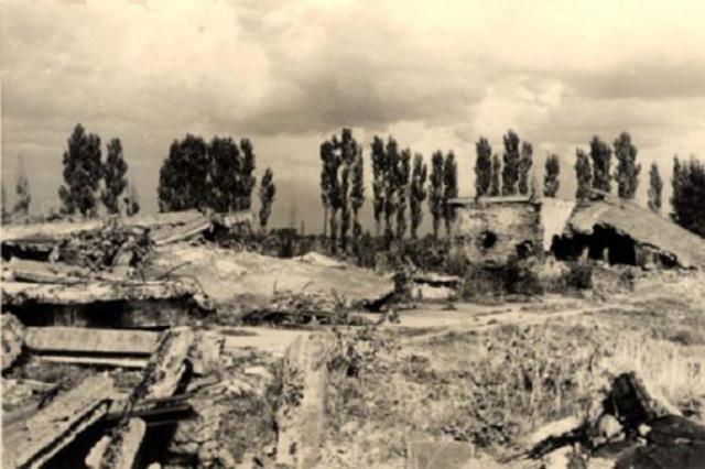 En Auschwitz-Birkenau los Sonderkommandos dinamitan el crematorio IV y matan a varios SS. Alrededor de 250 participantes mueren en la batalla con la SS y la Policía del campo y después fusilan a 200 miembros más del Sonderkommando tras la batalla.