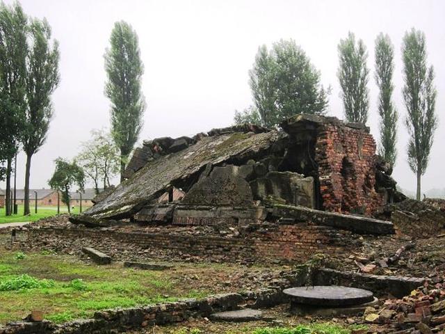 La SS empieza a destruir las cámaras de gas y los crematorios en Auschwitz-Birkenau.