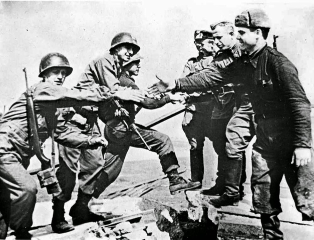 Las tropas rusas toman contacto directo con las norteamericanas.