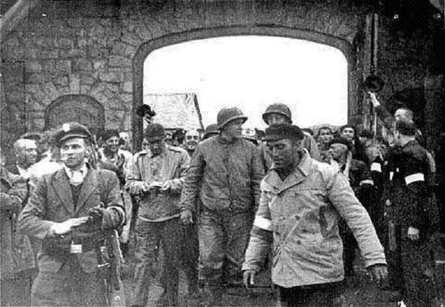 Dos vehículos blindados de las tropas norteamericanas bajo el mando del Sargento Kosiek entran en el subcampo Gusen (Austria) y sobre las 12 horas llegan al campo principal Mauthausen (Austria) cuyos prisioneros se habían autoliberado.