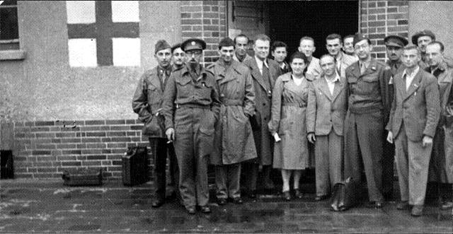 El enviado especial de los Estados Unidos, Earl Harrison, hace público un informe al presidente Truman sobre el tratamiento de los judíos refugiados en Alemania.