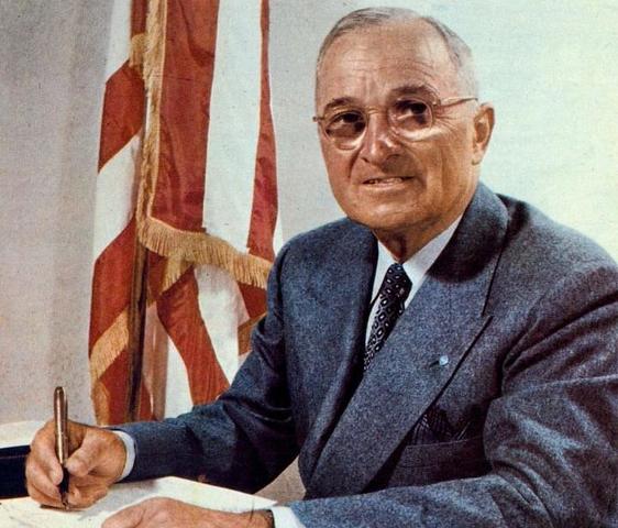El presidente Harry S. Truman emite una directiva en la que se determina que los refugiados tendrán preferencia en recibir visados bajo la existente cuota restrictiva de inmigración a los Estados Unidos.