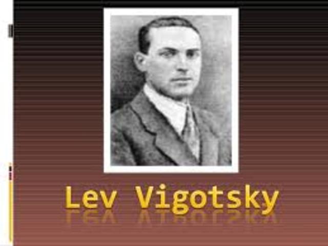 LEV SEMIÓNOVICH VYGOTSKY o Lev Vygotski (nacio el 17 de noviembre de 1896, Orsha, Bielorrusia y  murió  11 de junio de 1934, Moscú, Rusia)