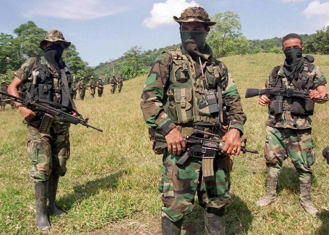Guerrillas Y Paramilitares