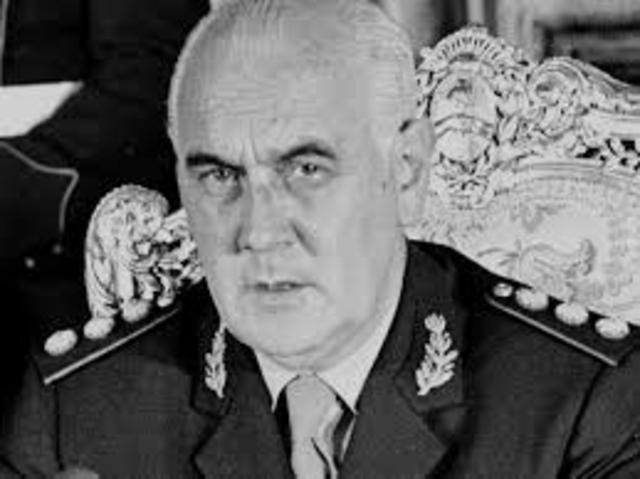 Asume Alejandro Agustín Lanusse