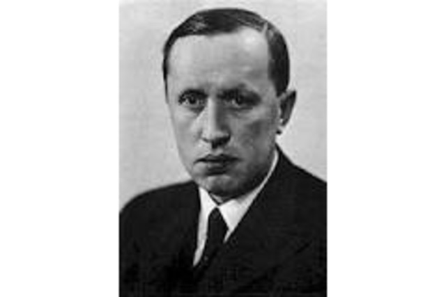 APARECE EL TERMINO ROBOT