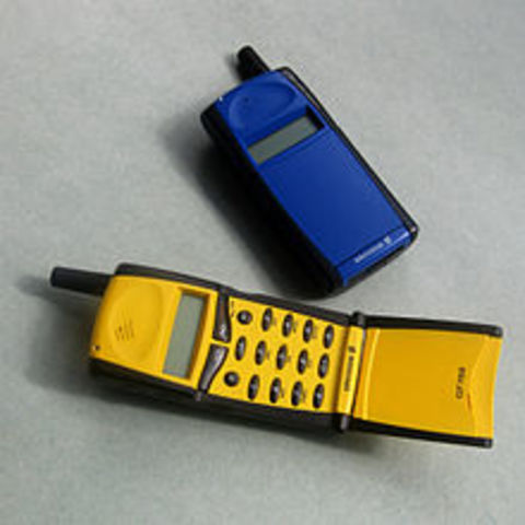 The ericsson 768 was the first flip phone.