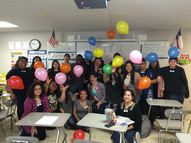 Le tiramos una fiesta de cumpleaños a Ms.Garza