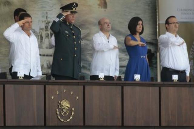 Javier Duarte a tres lugares a la izquierda de EPN