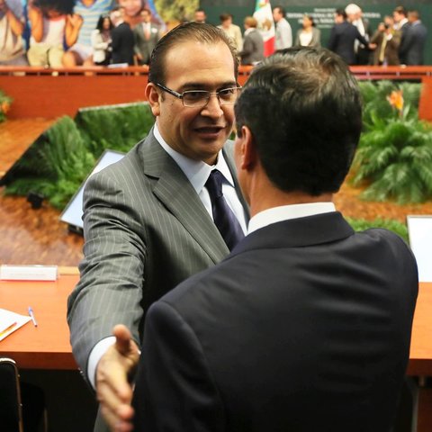 Javier Duarte presume un saludo con EPN