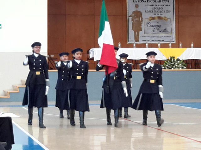 Soy elegida para ser la abanderada de la escolta de la escuela.