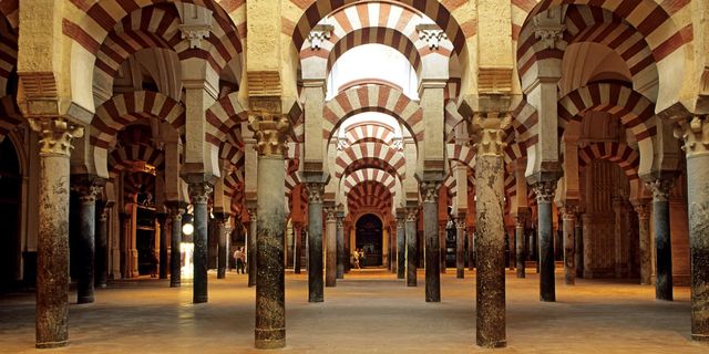 Inicio construcción de mezquita de Córdoba