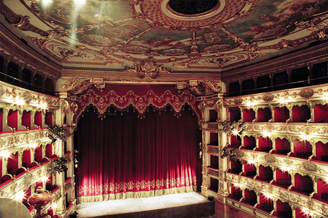 Reapertura de los teatros.