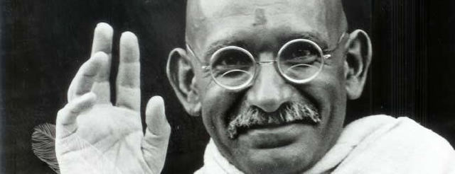 GANDHI CONDUCE PROTESTA EN LA INDIA