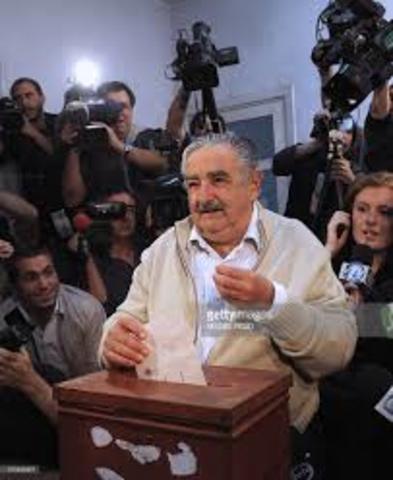 Mujica running for president