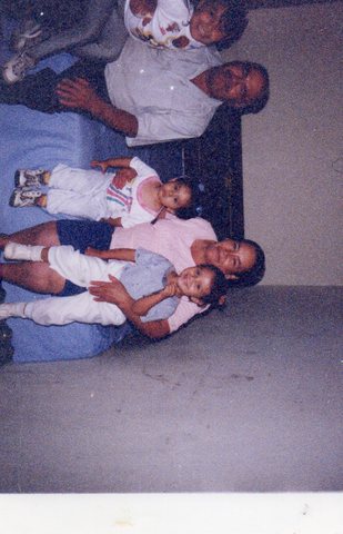 A los dos años empece a vivir solo son mis abuelos y mi hermana