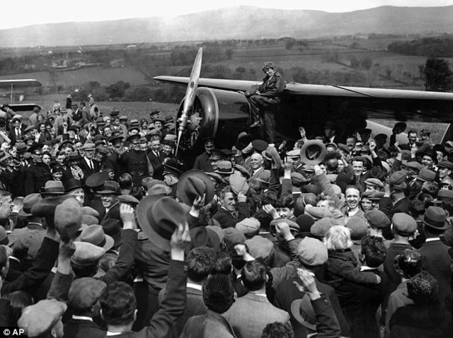 Amelia Earhart crosses the Atlantic in a solo flight