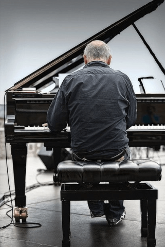 Interés por el piano.