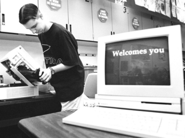 Separación de la red miitar y nacimiento de Internet.