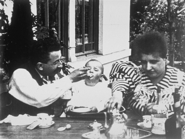 Salvan la fabrica y se casan