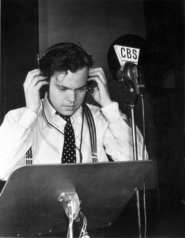 Orson Welles broadcasts the WAR of the worlds