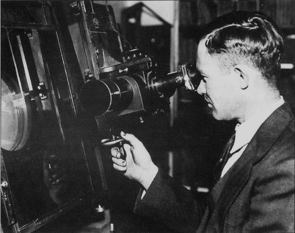 Clyde Tombaugh photographs planet Pluto
