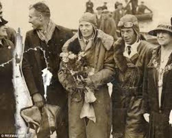 Amelia Earhart crosses the Atlantic in a solo flight