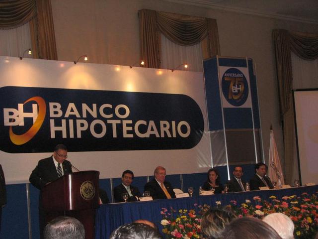 Firma de la Escritura de Constitución del Banco Hipotecario de El Salvador