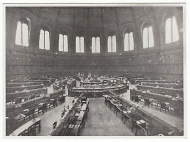 Se envía el primer anuncio a través de medios electrónicos en una red gubernamental y universitaria.