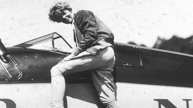 Amelia Earhart crosses the Atlantic in a solo flight