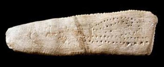 Bone carvings keep track of phases of the moon