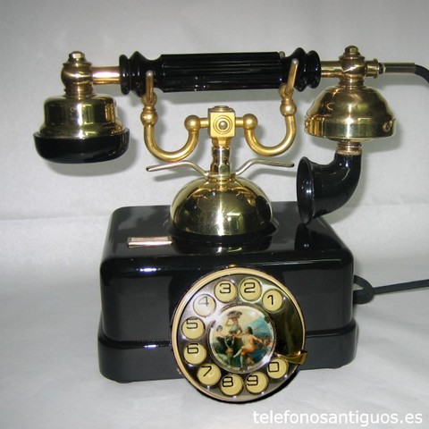 El telofono era un aparato que servia para llamar a otros teléfonos y así comunicarse , fue inventado por Bell