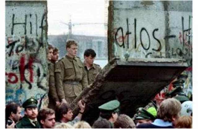 1989- Queda do muro de Berlim