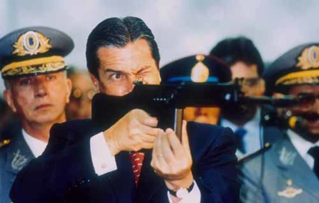 1990 Collor vira o país de ponta cabeça.