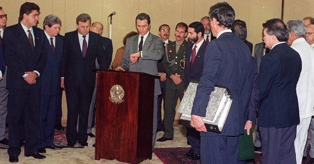 Em 1992 Collor sofre impeachment.