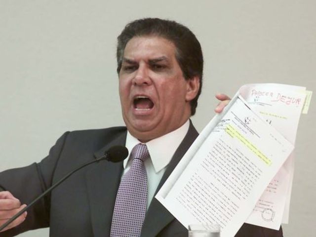 No  ano de 2000 novo milênio os velhos problemas políticos.