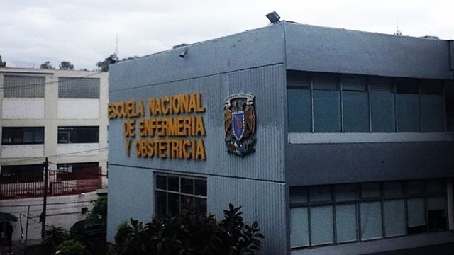 Se incorpora la Escuela de Enfermería con el nombre de Escuela de Enfermería y Obstetricia.