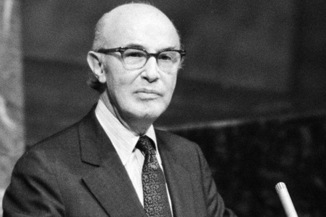 Alfonso García Robles, egresado de la UNAM, recibe el Premio Nobel de la Paz.