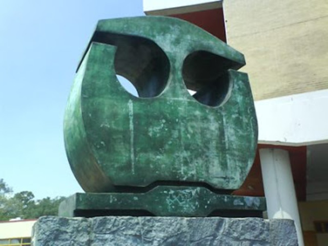 La escuela de Química se integra a la Universidad con el nombre de Escuela de Ciencias e Industrias Químicas.