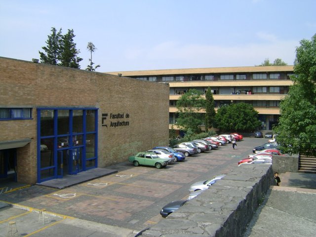 La Escuela Nacional de Arquitectura se convierte en Facultad de Arquitectura, la Sección de Economía se convierte en Escuela Nacional de Economía.