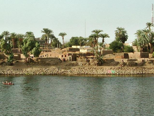 Settlement of the Nile River valley begins