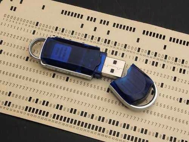 Se introducen los datos en ordenadores utilizando tarjetas perforadas