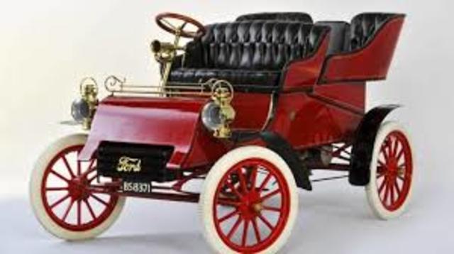 Henry Ford funda la Ford Motor Company en Detroit, Estados Unidos,donde inicia la primera serie con el modelo A