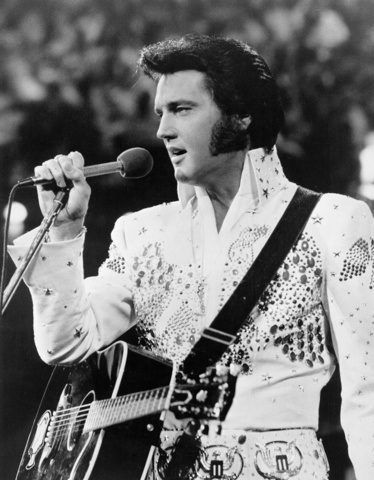 Aparición de Elvis Presley, popularización del rock a gran escala.