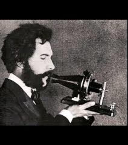 El teléfono es inventado por Graham Bell
