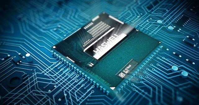 Maurice Wilkes inventa la microprogramación