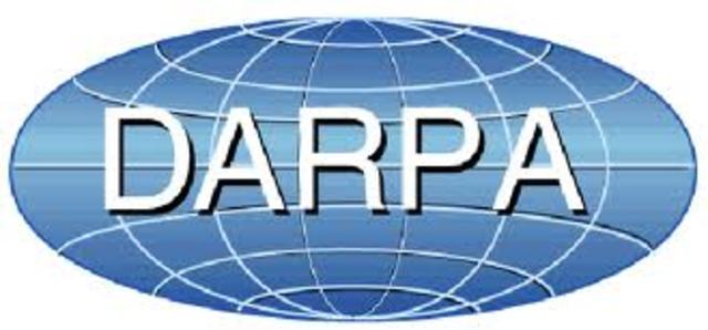 ARPA paso a llamarse DARPA . La D añadida fue por "Defensa"