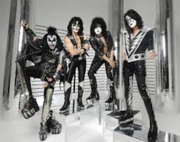 Aparición de la banda Kiss