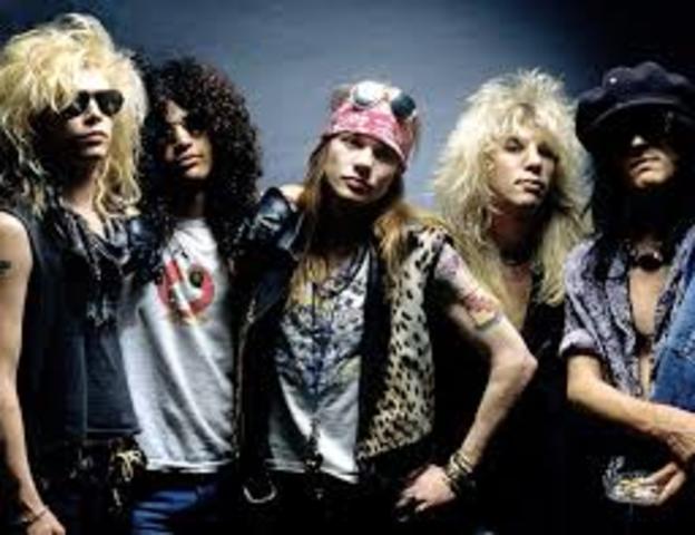 Se crea la banda Guns and roses